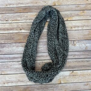 Lee & Birch- Chunky Knit Infinity Scarf - Black and Gray.